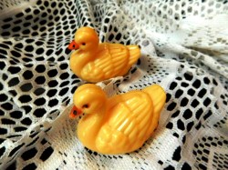 2 yellow ducks side